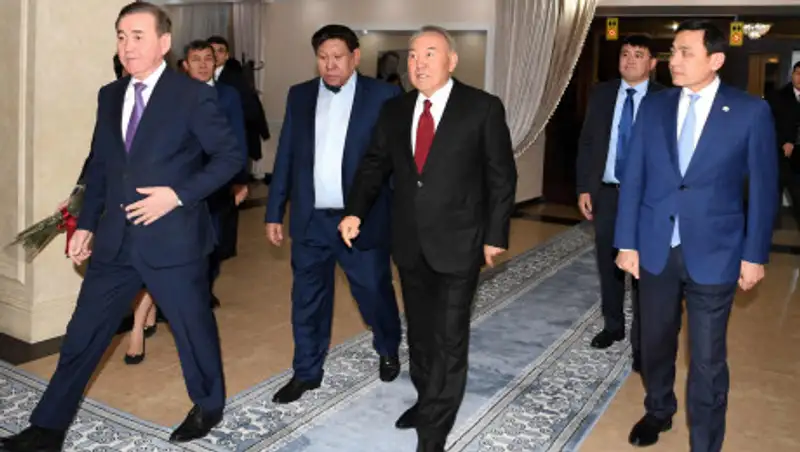 Нурсултан Назарбаев посетил спектакль "Тыраулап ұшқан тырналар"