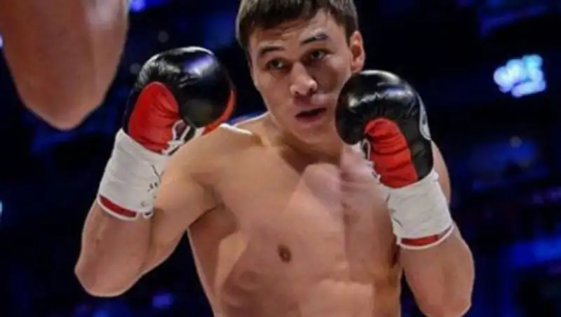 В Сети появилось видео нокаута Батыра Джукембаева в бою за первый титул в профи