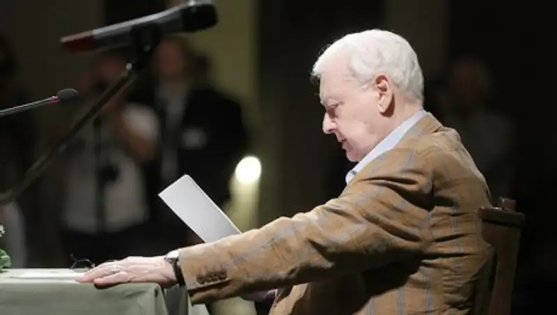 Хирург пояснил причину проведения экстренной операции Олегу Табакову