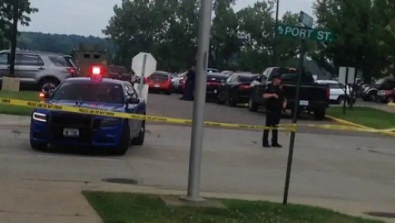 В США подсудимый выхватил пистолет и застрелил двоих приставов