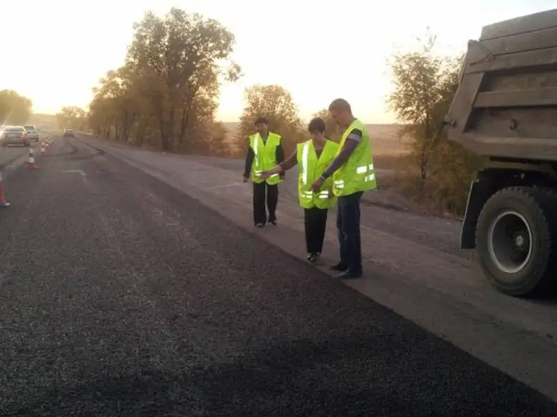 В Казахстане пробуют делать дороги по технологии «микросюрфейсинг» (фото) В Казахстане пробуют делать дороги по технологии «микросюрфейсинг» (фото), фото - Новости Zakon.kz от 23.10.2013 01:11