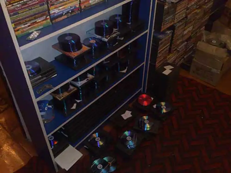 Точку оптовой продажи контрафактных дисков выявили в Алматы (фото), фото - Новости Zakon.kz от 18.11.2013 23:09