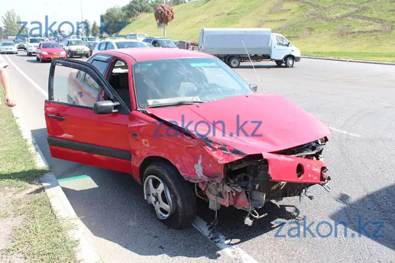 Крупное ДТП произошло сегодня утром в Алматы на Восточной объездной (фото) Крупное ДТП произошло сегодня утром в Алматы на Восточной объездной (фото), фото - Новости Zakon.kz от 22.08.2013 19:51