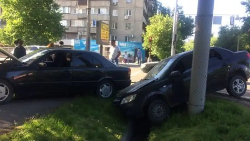 В Алматы Mercedes протаранил Lada Granta