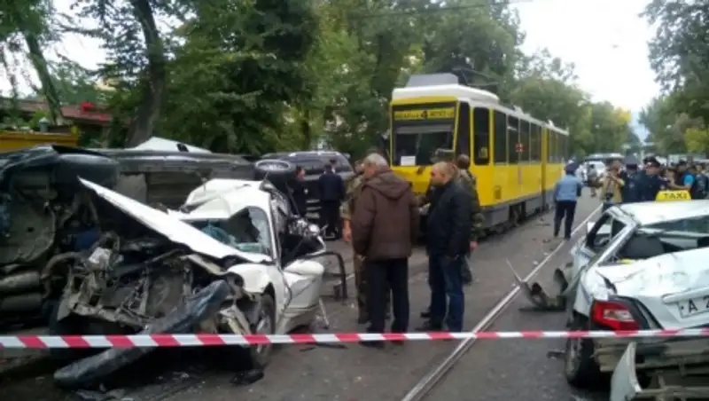 Почти 80% водителей Алматы боятся движущихся трамваев - опрос