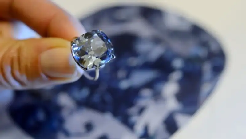 Редкий синий бриллиант ушел с молотка по рекордной цене