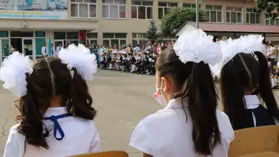 Депутат просит перенести дату последнего звонка в казахстанских школах
