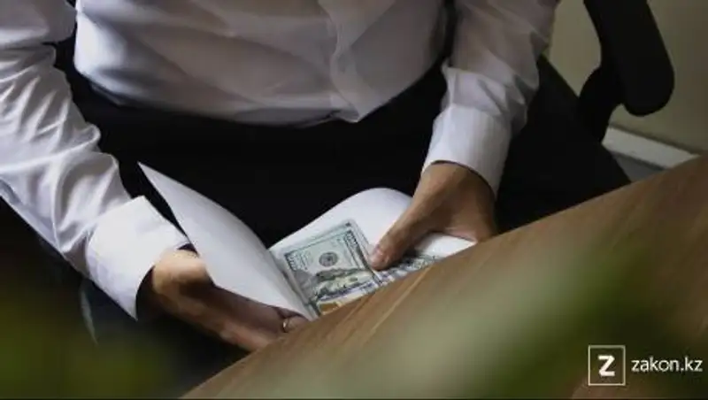 Чиновника задержали за взятку свыше 33 тыс. долларов в Алматинской области