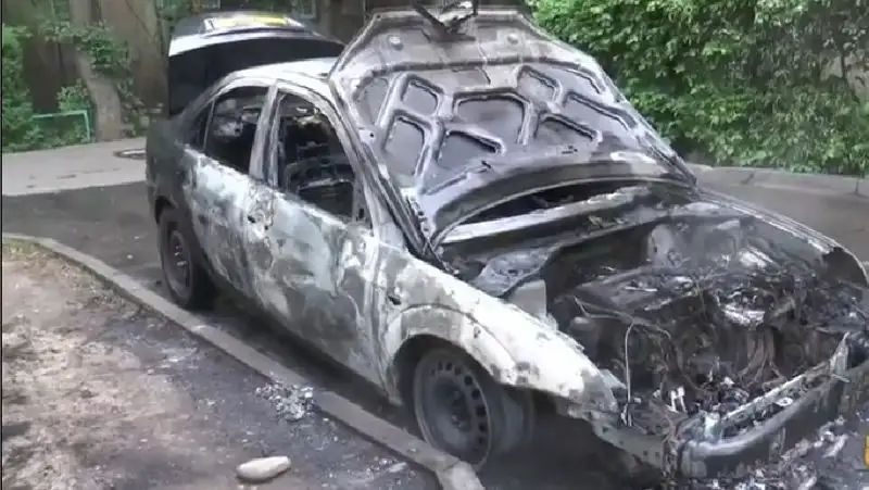 Автомобиль сгорел во дворе многоэтажного дома в Алматы