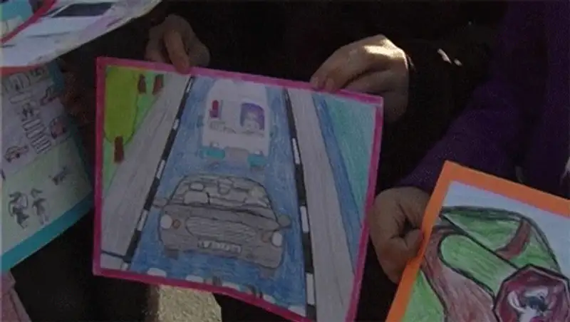 Школьники Алматы призвали водителей к безопасности дорожного движения, фото - Новости Zakon.kz от 16.11.2013 21:29