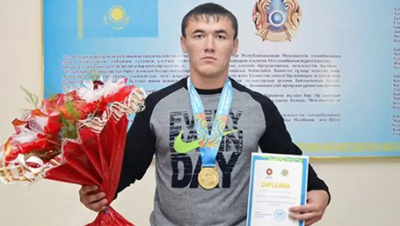 Таразды&#1179; жас балуан &#1179;аза&#1179; к&#1199;ресінен &#1241;лем чемпионы атанды