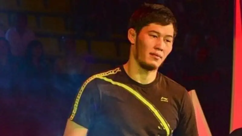 Казахстанский боец Даурен Ермеков проиграл россиянину на турнире «Битва на Неве»