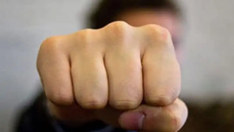 Сотрудник таможни и охранник устроили драку на складе в аэропорту Алматы