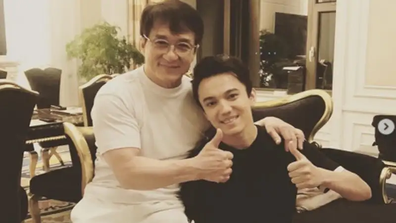 Димаш Кудайберген показал, как сыграл на домбре для Джеки Чана