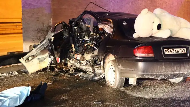 В Алматы машина налетела на отбойник и врезалась в стену тоннеля