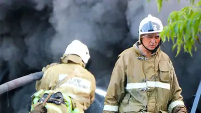 Пожарные пострадали при тушении огня в столичном ЖК "Кахарман", фото - Новости Zakon.kz от 16.11.2022 13:14