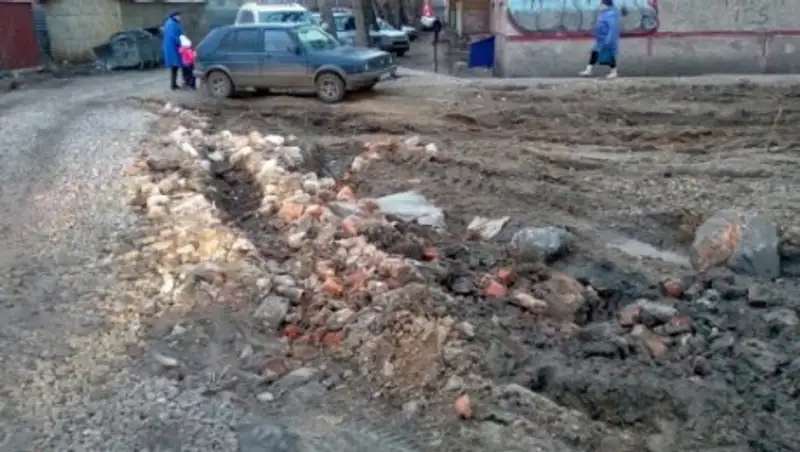 Жители Петропавловска утопают в грязи по дороге в детский сад