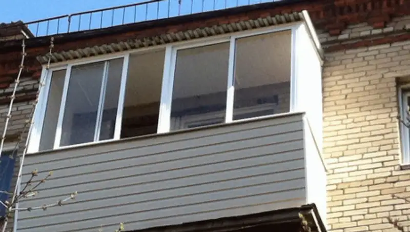 Полицейские спасли женщину, повисшую на балконе пятого этажа в Балхаше