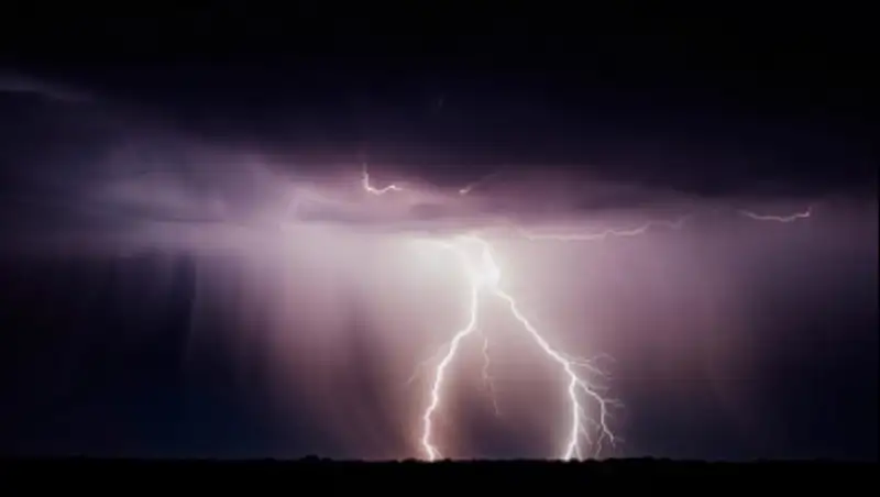 Молния ударила в самолет в Павлодаре