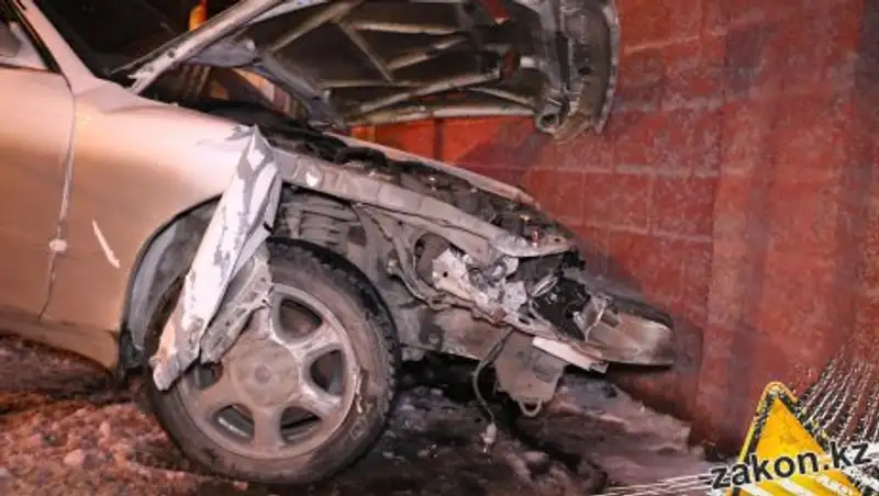 В Алматы девушка не справилась с управлением и угодила в ДТП