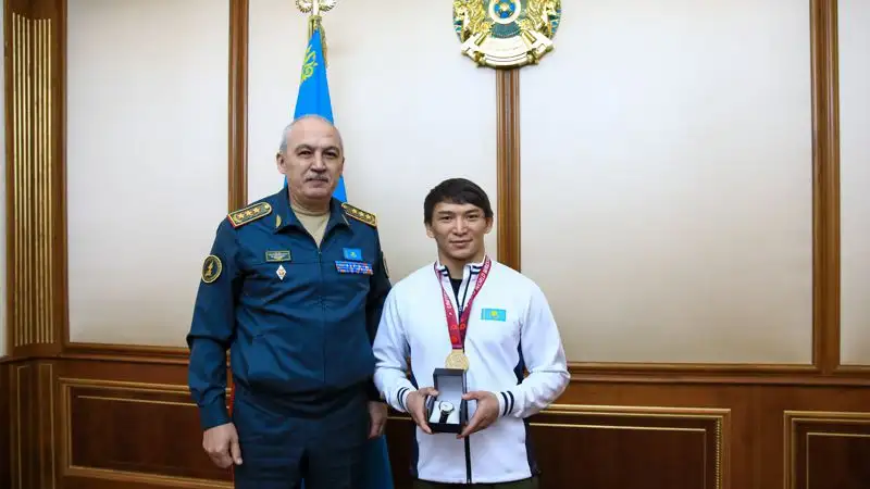 Министр обороны поздравил борца с победой на чемпионате Азии