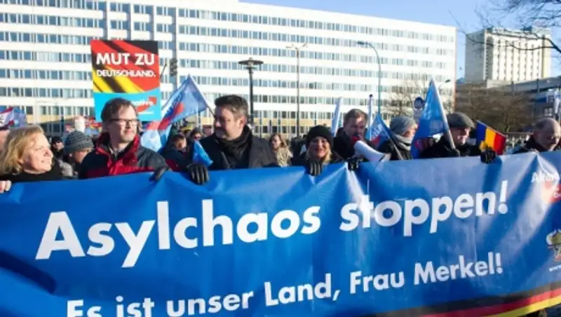 Немцы стали меньше поддерживать беженцев и партию Меркель