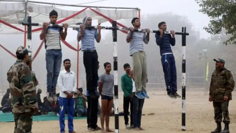 В Индии будущих военных заставили раздеться перед письменным экзаменом