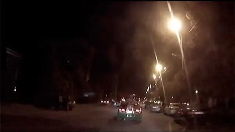 В Алматы накажут водителя Субару, позволившего девушке прокатиться на его багажнике