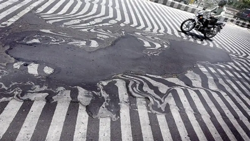 От адской жары в Индии плавятся улицы