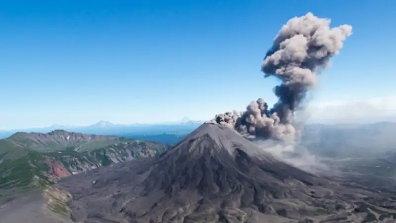 Вулкан Жупановский на Камчатке выбросил пепел на высоту восемь километров
