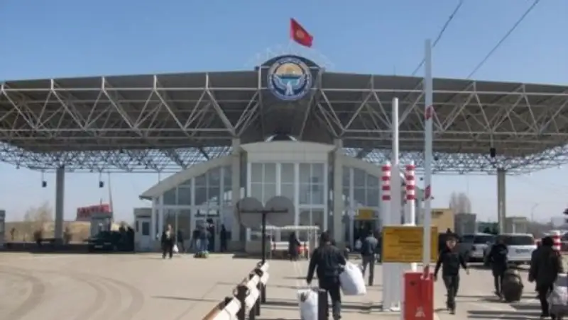 Премьер-министр Кыргызстана поручил поставить на границе с Казахстаном биотуалеты