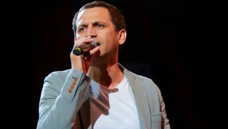 Узбекского певца лишили лицензии за "купание" в долларах