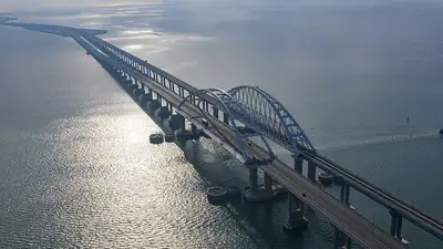 ЧП на Крымском мосту: остановлено движение, на месте работают правоохранительные органы