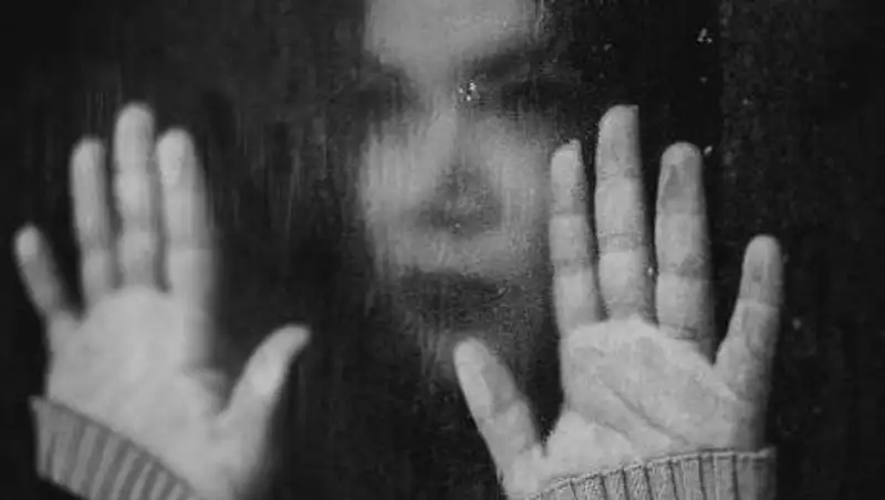 В Уральске оштрафовали женщину, пытавшуюся выпрыгнуть с шестого этажа