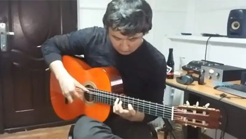 Кюй "Адай" на гитаре завоевывает Интернет