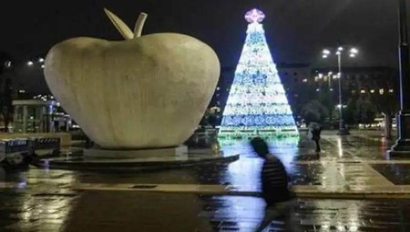 В Италии африканский беженец полез снимать крест с рождественской елки