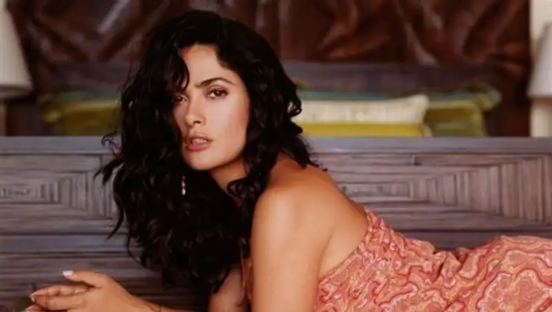 Сальма Хайек рассказала о телефонных приставаниях Трампа