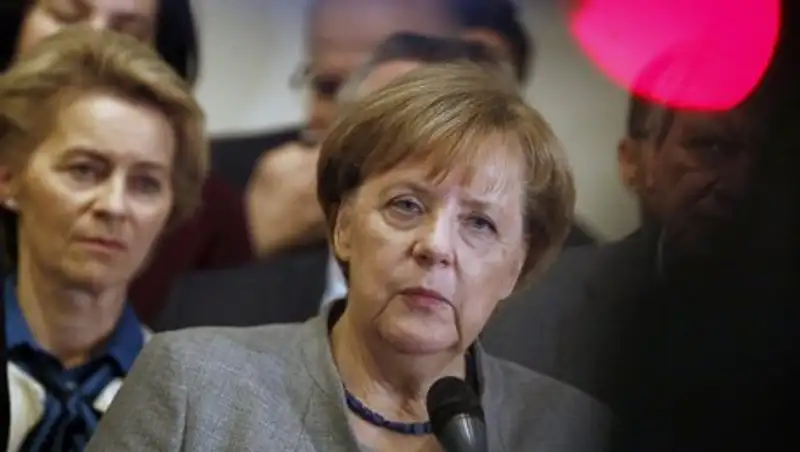 Меркель обеспокоена ситуацией на мировой бирже из-за падения Dow Jones