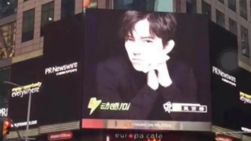 Фотография Димаша Кудайбергена появилась на Таймс-сквер в Нью-Йорке