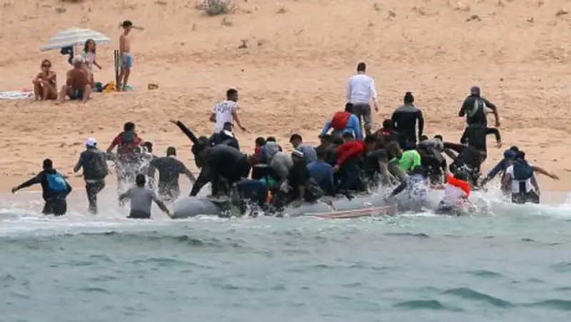 Африканские мигранты высадились на нудистском пляже в Испании