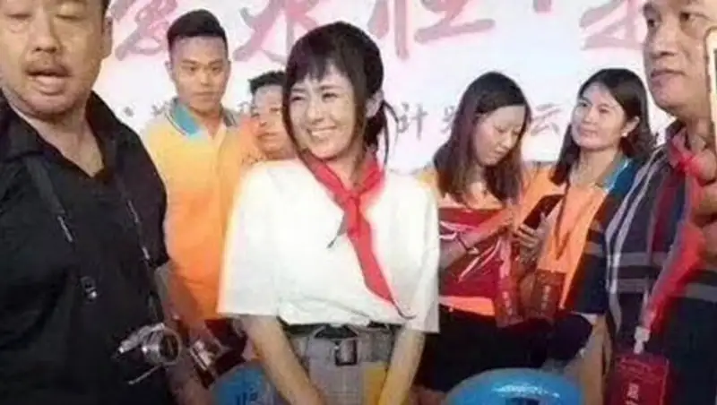 Японская порноактриса в красном галстуке возмутила китайских пионеров