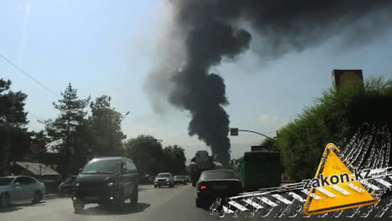 На тушение пожара в Алматы привлекли еще один вертолет и пожарных