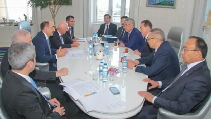 Глава Канцелярии Президента РК встретился с министром культуры Азербайджана