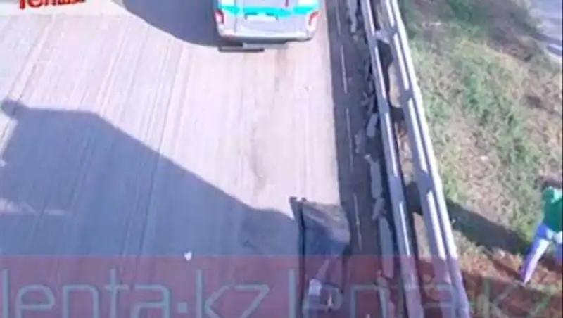 В Алматы парень разбился, спрыгнув с надземного пешеходного перехода