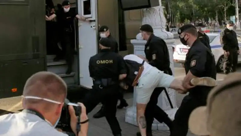 Правозащитники сообщили почти о 300 задержанных на протестах в Беларуси