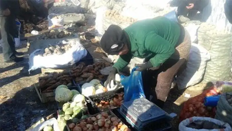 В Шымкенте журналистов чуть не избили стихийные торговцы