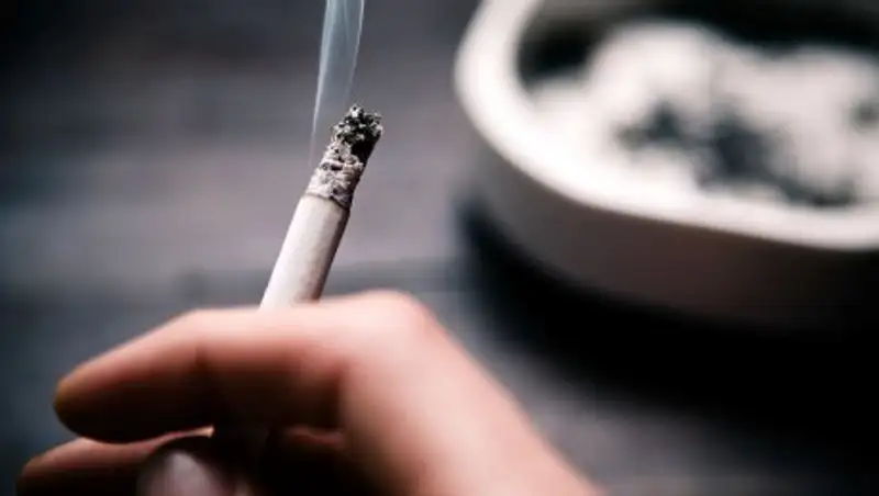 Производство сигарет сокращается, но курить казахстанцы меньше не стали