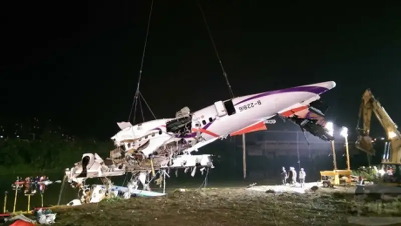 Число жертв авиакатастрофы на Тайване возросло до 32 человек