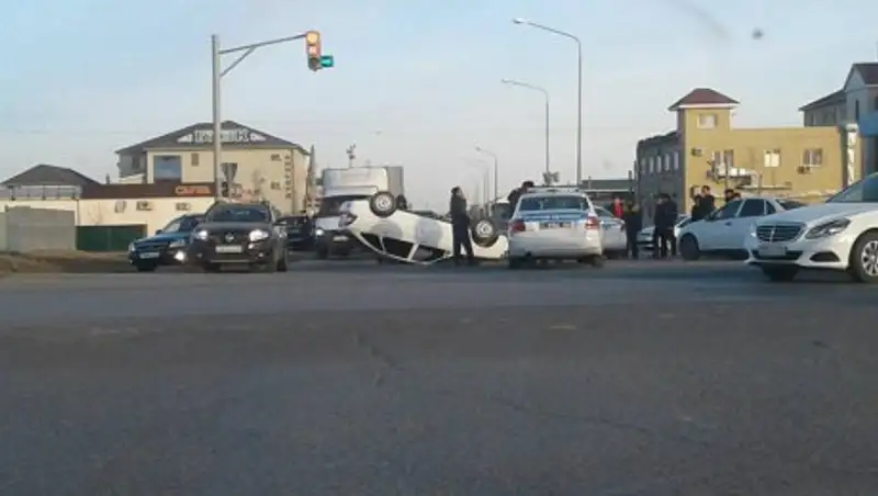 В Атырау произошло ДТП с участием патрульного автомобиля