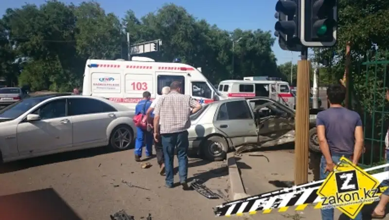 Два человека пострадали в результате столкновения Мерседеса и Ниссана в Алматы